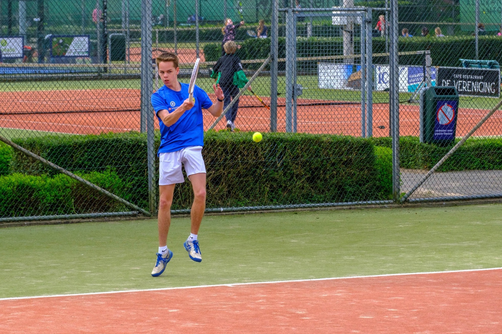 Lucas van der Weiden speelt tennis