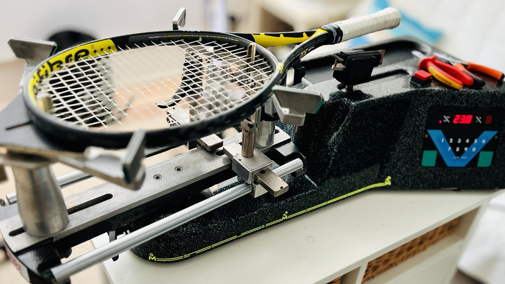 Professionele bespanmachine met tennisracket